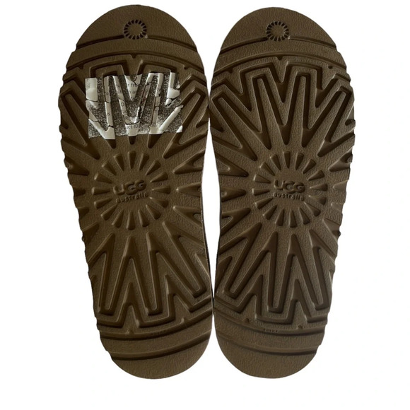 UGG Silver Glitter Metallic Bailey Boots Leather Shearling Fur Button Si… - Picture 8 of 10